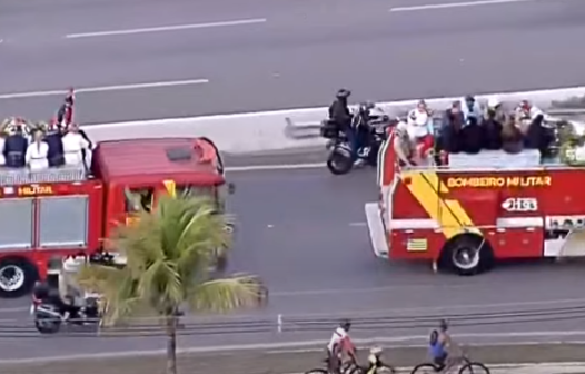 Cortejo chega ao cemitério para o funeral de Marília Mendonça