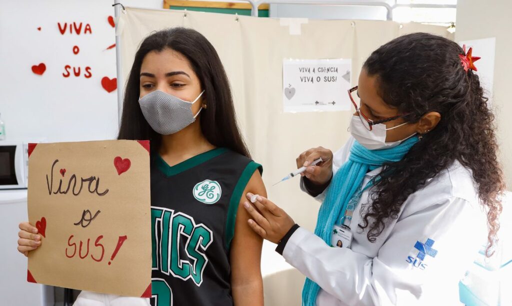 Covid-19: Fortaleza libera 3ª dose para adolescentes a partir de 12 anos sem agendamento