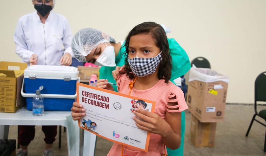 Crianças de 5 a 11 anos podem tomar a vacina contra Covid sem agendamento, em Fortaleza