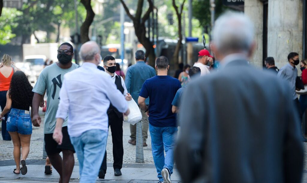 Covid-19: casos no País diminuem após correção de dados no Ceará