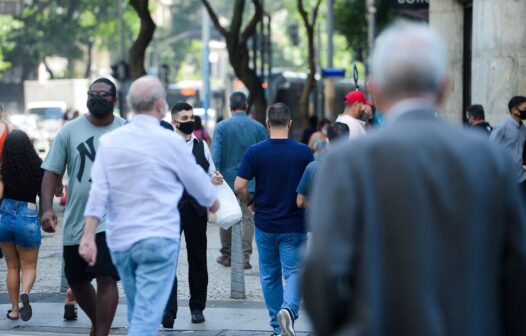 Covid-19: casos no País diminuem após correção de dados no Ceará