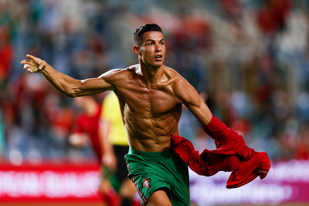 Cristiano Ronaldo marca duas vezes por Portugal e se torna o artilheiro do  mundo no ano