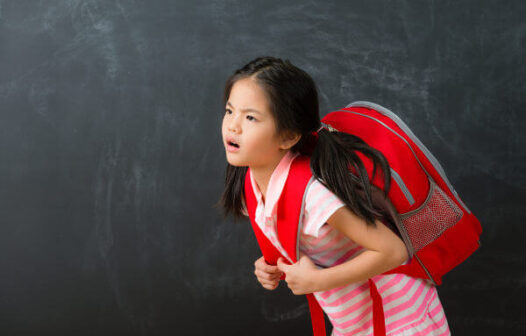Volta às aulas: excesso de peso nas mochilas pode causar problemas na coluna