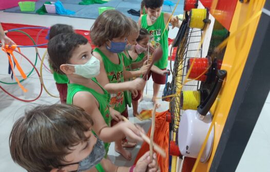 Crianças aprendem e brincam por meio do projeto Brincarte do Colégio Santa Cecília