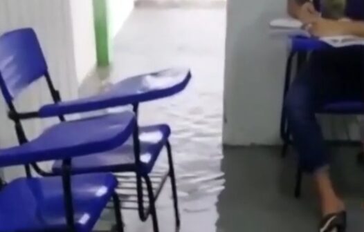 Crianças participam de aula “dentro d’água” em escola alagada