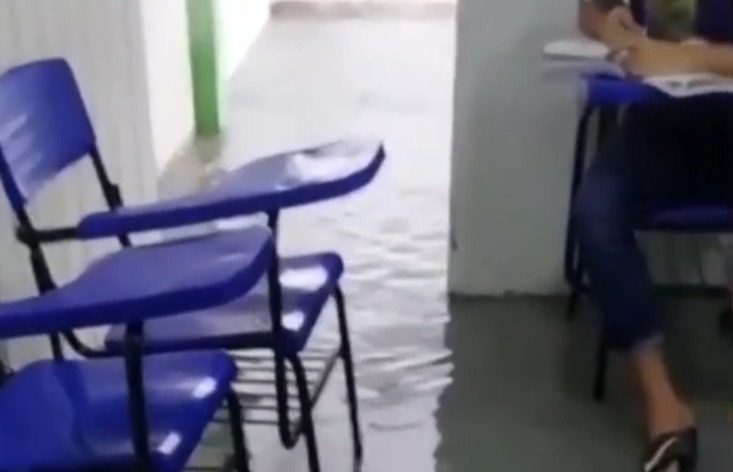 Crianças participam de aula “dentro d’água” em escola alagada