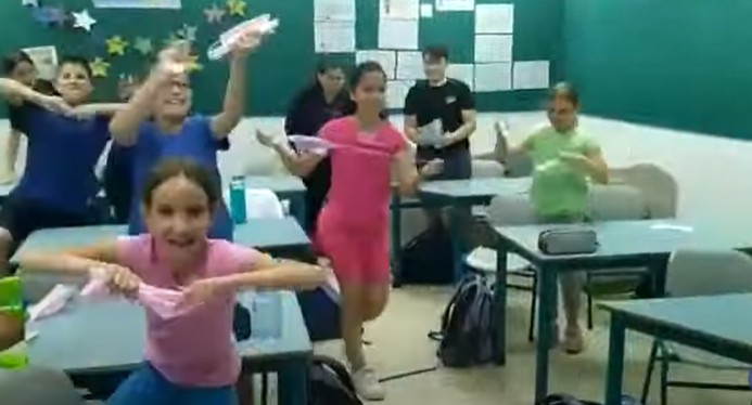 Vídeo: crianças comemoram o fim da obrigatoriedade do uso de máscara nas escolas de Israel