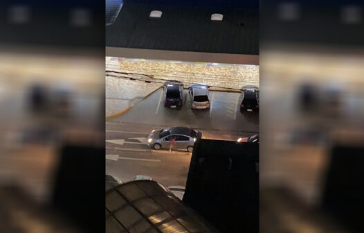 Criminoso invade carro pela janela quando motorista para em cruzamento em bairro nobre de Fortaleza