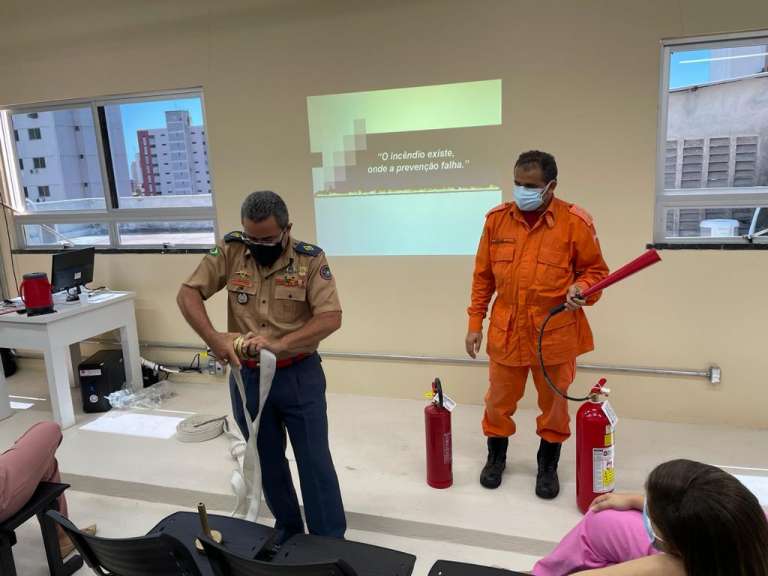 Corpo de Bombeiros ministra curso de combate a incêndio no Hospital Leonardo da Vinci