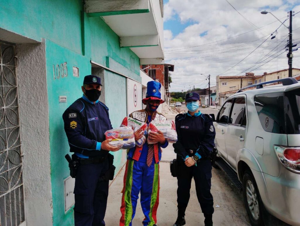 Policiais doam cestas básicas para “Palhaço Zoró” que passava necessidades no bairro Canindezinho, em Fortaleza