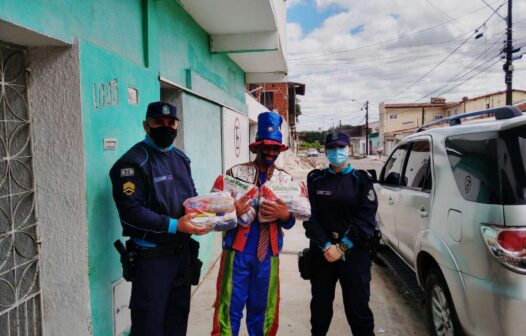 Policiais doam cestas básicas para “Palhaço Zoró” que passava necessidades no bairro Canindezinho, em Fortaleza