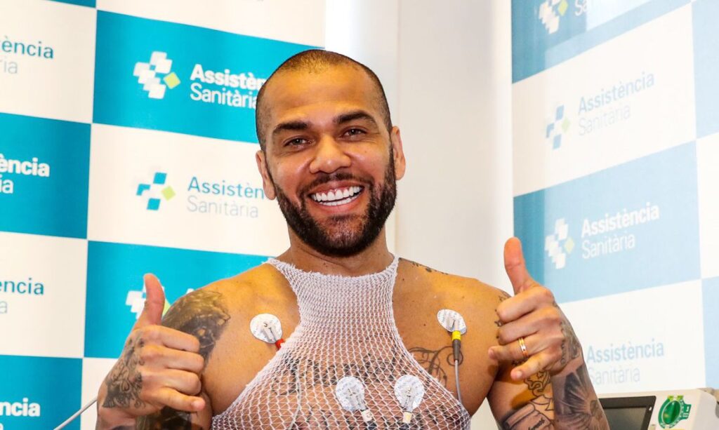 Daniel Alves faz exames médicos no Barcelona e vibra com retorno ao clube: “me sinto como um super-herói”