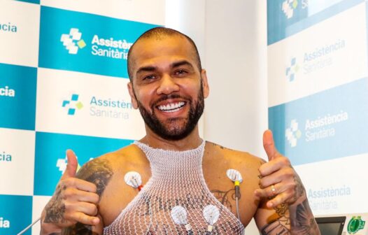 Daniel Alves faz exames médicos no Barcelona e vibra com retorno ao clube: “me sinto como um super-herói”