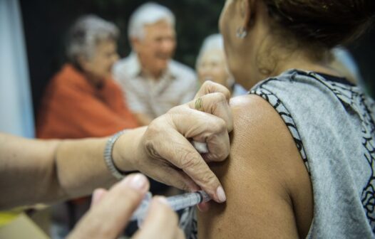 Idosos a partir dos 70 anos não precisam de reagendamento para receber a vacina