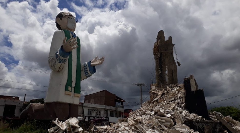 Defesa Civil vai elaborar laudo técnico sobre desabamento da estátua de Padre Cícero