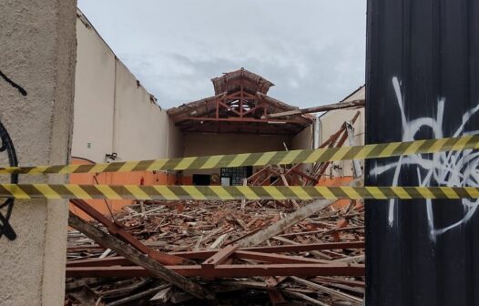 Telhado do galpão de bloco carnavalesco desaba e deixa mulher ferida em Fortaleza