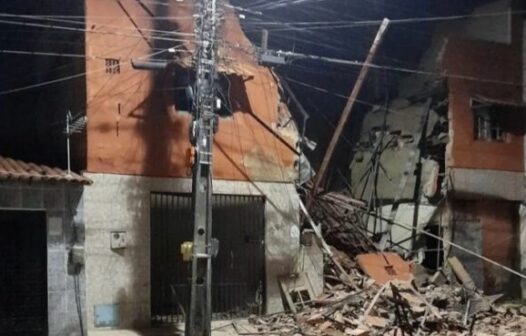 Casa desaba no bairro Rodolfo Teófilo em Fortaleza