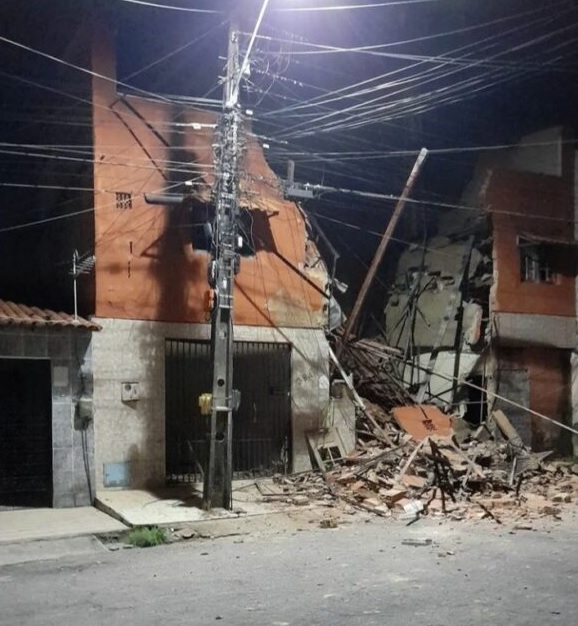 Casa desaba no bairro Rodolfo Teófilo em Fortaleza