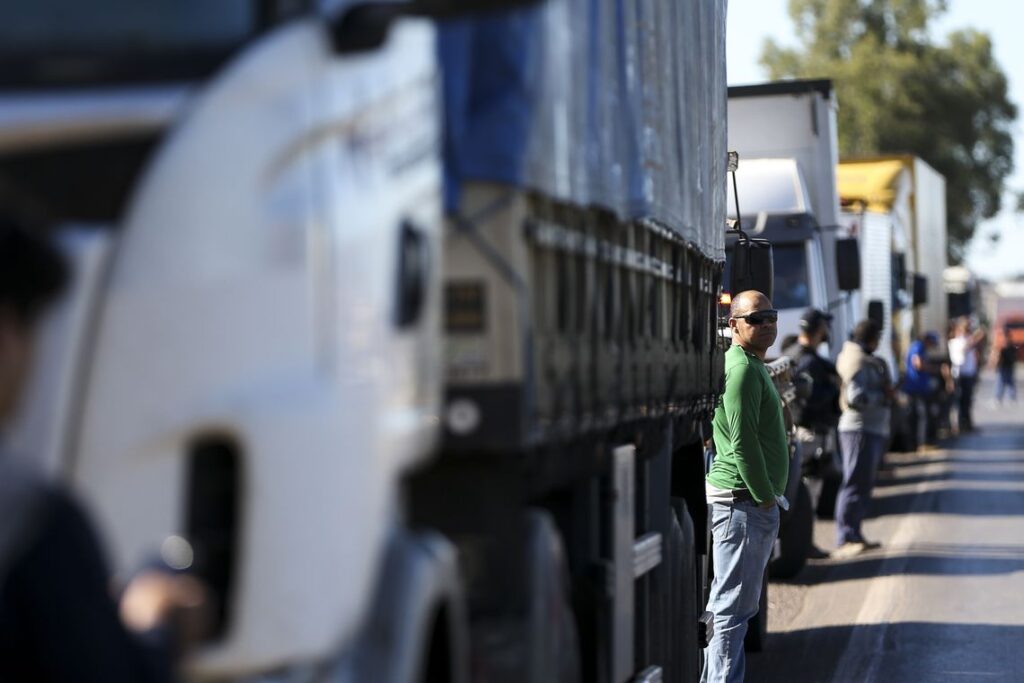 Confederação orienta que os 800 mil caminhoneiros participem da greve no dia 1º de fevereiro