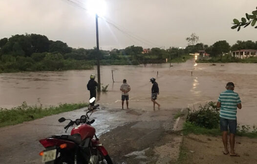 Vídeo: distrito de Santa Quitéria amanhece ilhado após Rio Acaraú transbordar