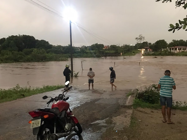 Vídeo: distrito de Santa Quitéria amanhece ilhado após Rio Acaraú transbordar