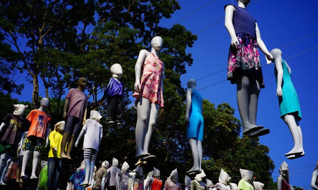 Obra de Siron Franco, com manequins, lembra mortos por covid-19