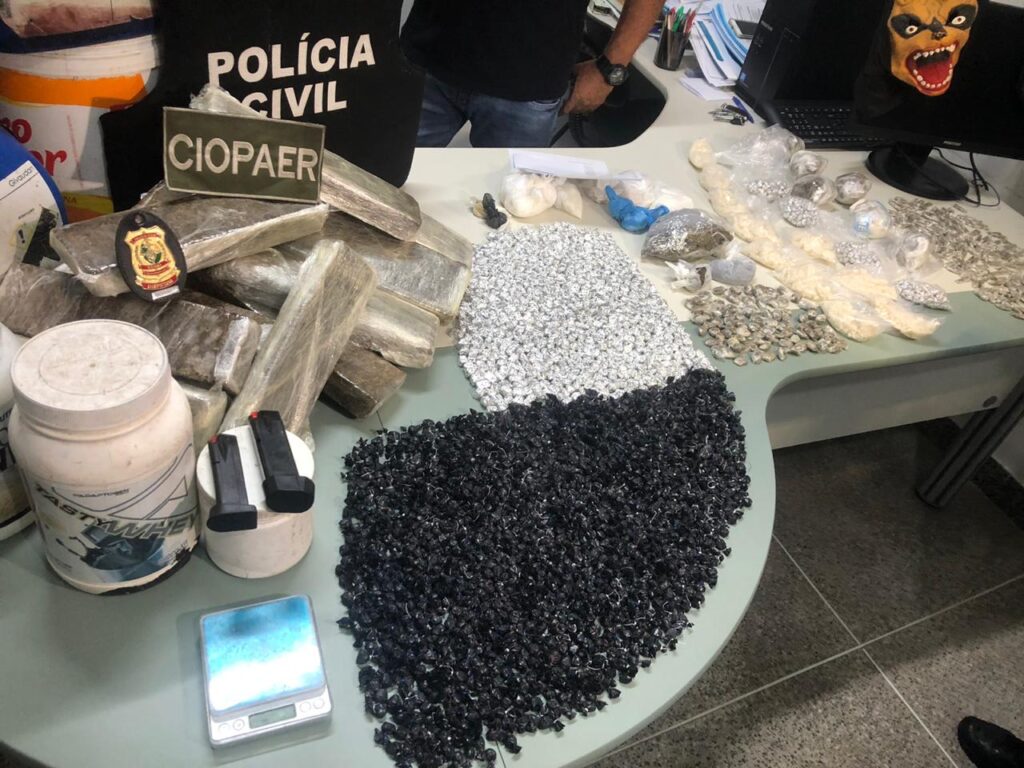 Dupla é presa e mais de 15 kg de drogas são encontradas em Fortaleza