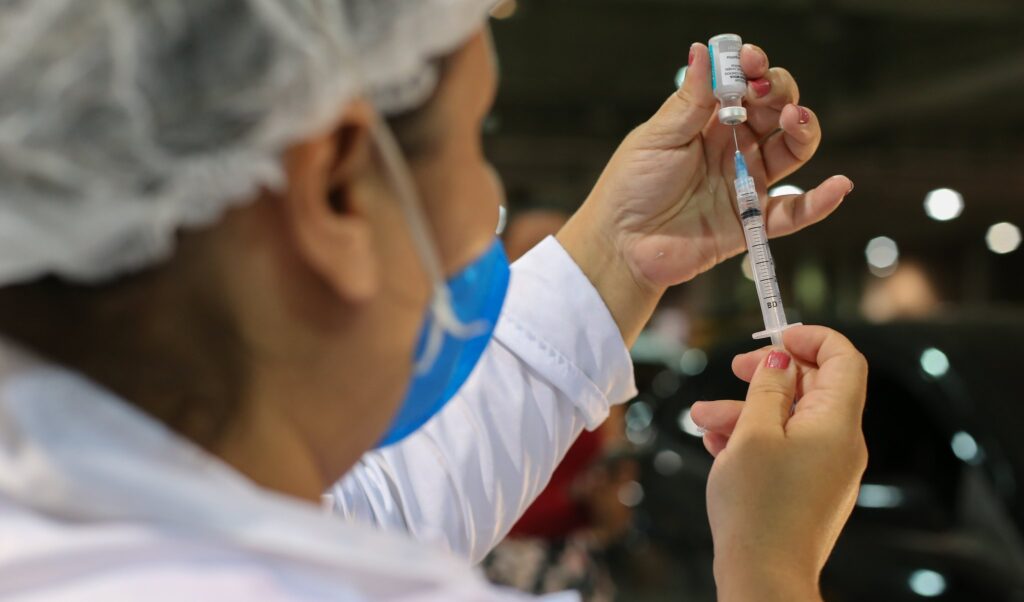 Fortaleza poderia vacinar todos cadastrados em duas semanas se entrega de doses fosse regular