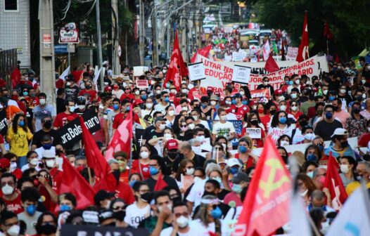 Fortaleza e outras cidades do Ceará têm protestos contra Bolsonaro e a favor da vacinação neste sábado (3)