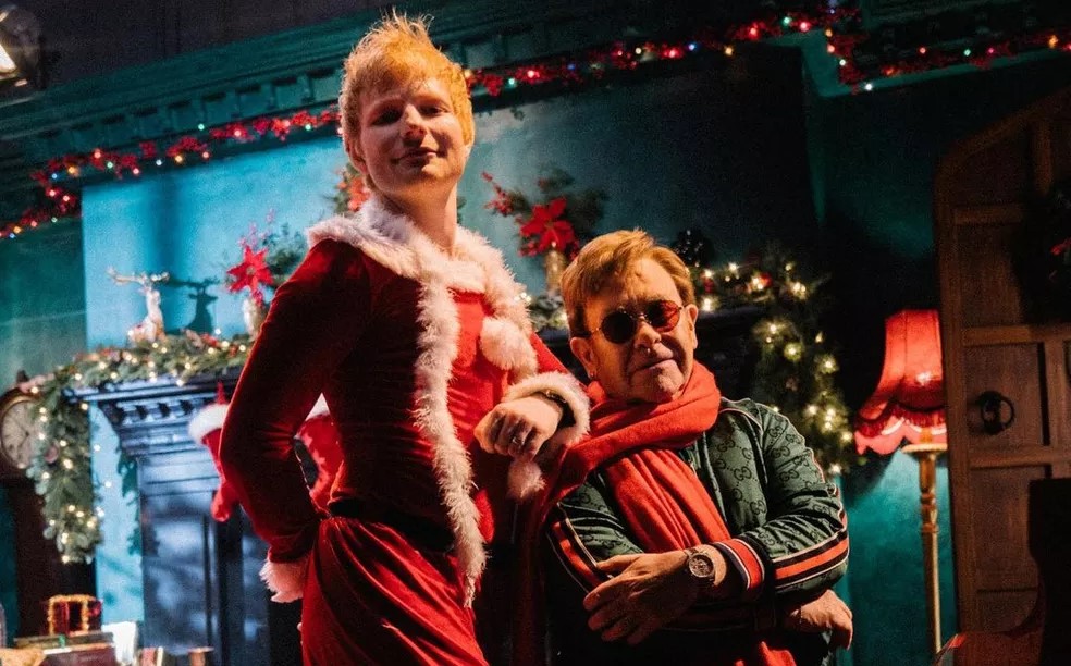 Ed Sheeran e Elton John lançam novo single natalino; ouça ‘Merry Christmas’