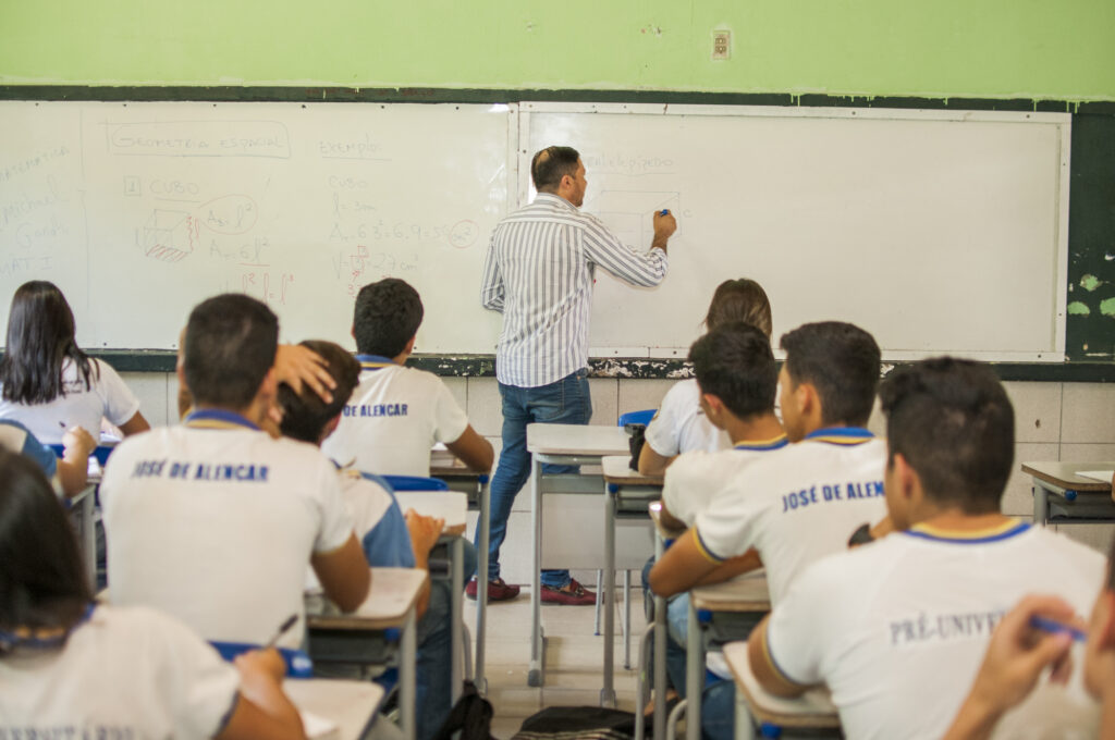 Justiça derruba obrigatoriedade de termo de compromisso para vacinar professores no Ceará