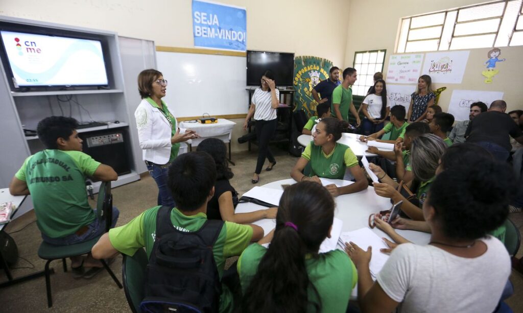 Estudo mostra que professores brasileiros têm orgulho da profissão