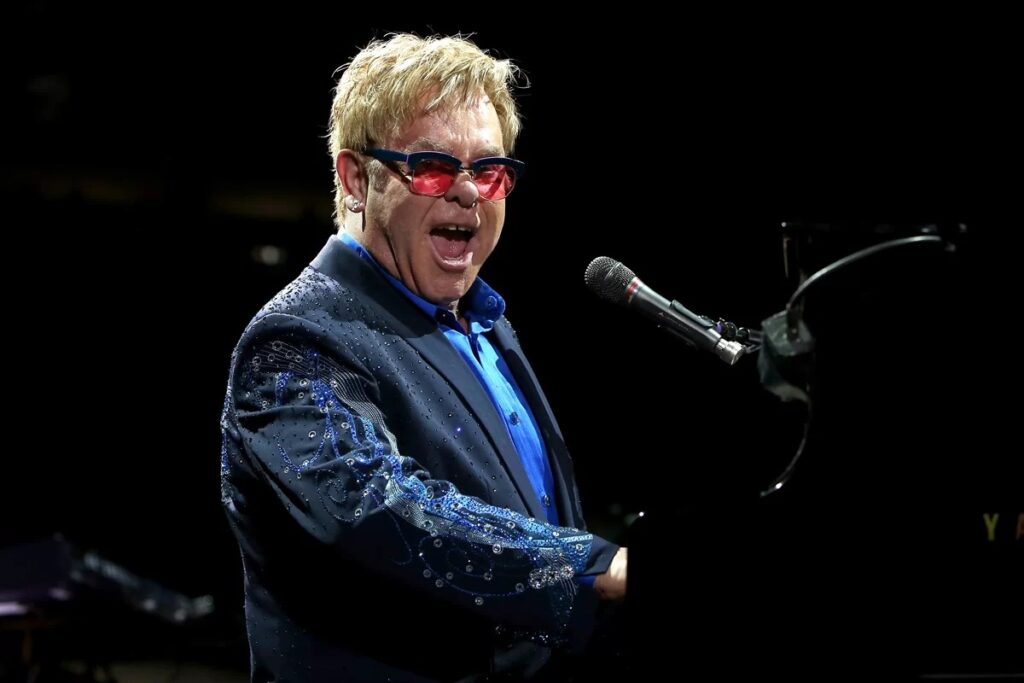 Elton John revela grave infecção nos olhos: ‘Estou me recuperando’