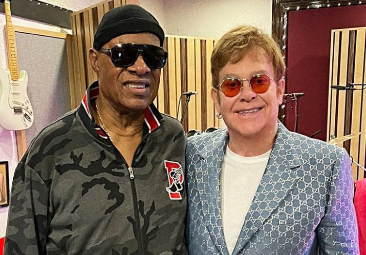 Elton John e Stevie Wonder lançam música inédita; ouça