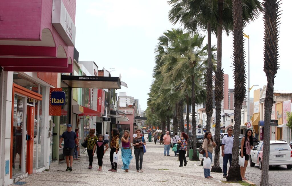 Lojas da Avenida Monsenhor Tabosa promovem descontos de até 50%  nos produtos