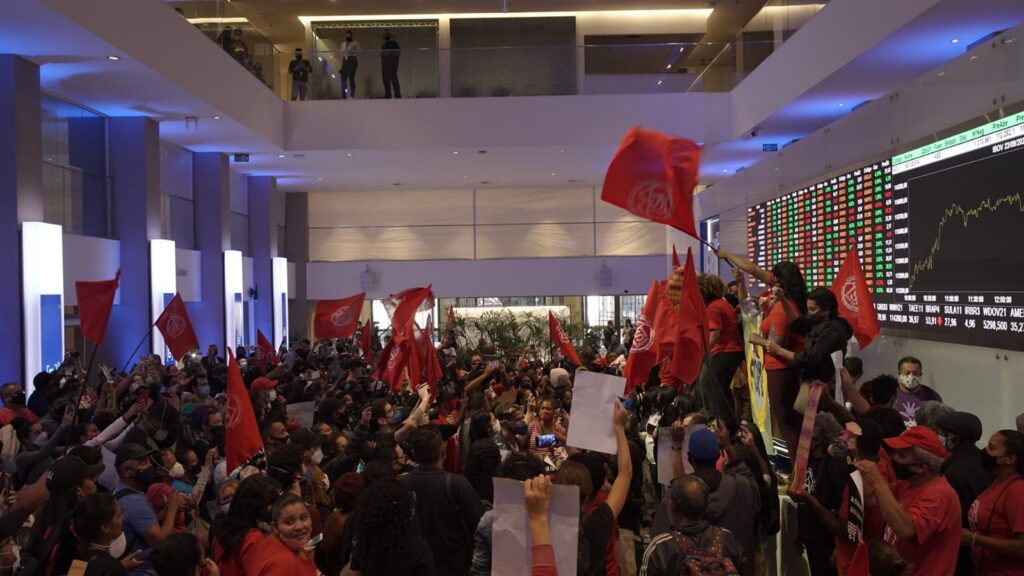 Em protesto contra fome, MTST ocupa prédio da bolsa de valores