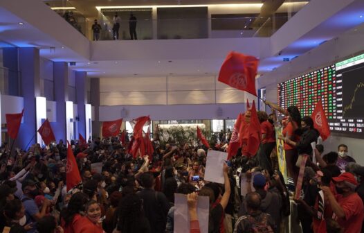 Em protesto contra fome, MTST ocupa prédio da bolsa de valores