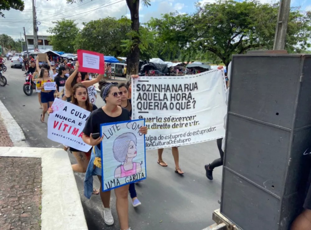 Em protesto, grupo pede justiça no caso de estupro da mulher desacordada em Itaitinga