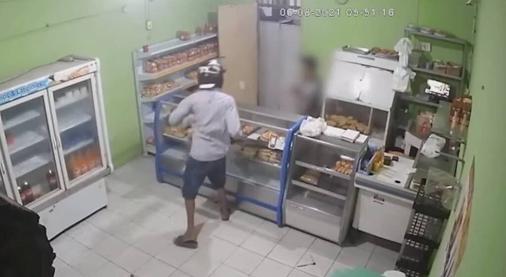 Vídeo: homem invade padaria, rouba todo dinheiro e ainda leva um pão no interior do Ceará