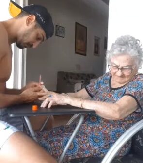 Em vídeo, neto faz a unha da avó de 87 anos e viraliza nas redes sociais