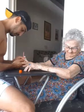 Em vídeo, neto faz a unha da avó de 87 anos e viraliza nas redes sociais