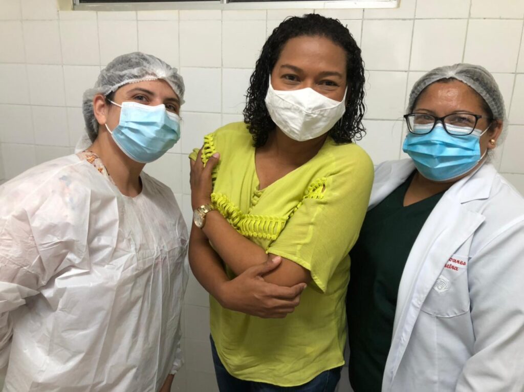 Emanuella Braga, repórter da TV Cidade Fortaleza, recebe a primeira dose da vacina contra covid-19