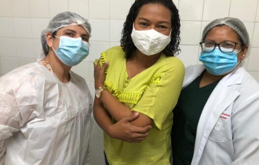Emanuella Braga, repórter da TV Cidade Fortaleza, recebe a primeira dose da vacina contra covid-19