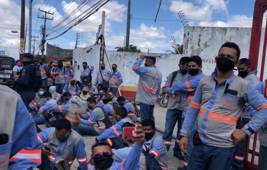 Prestadores de serviços da Enel fazem manifestação em Fortaleza