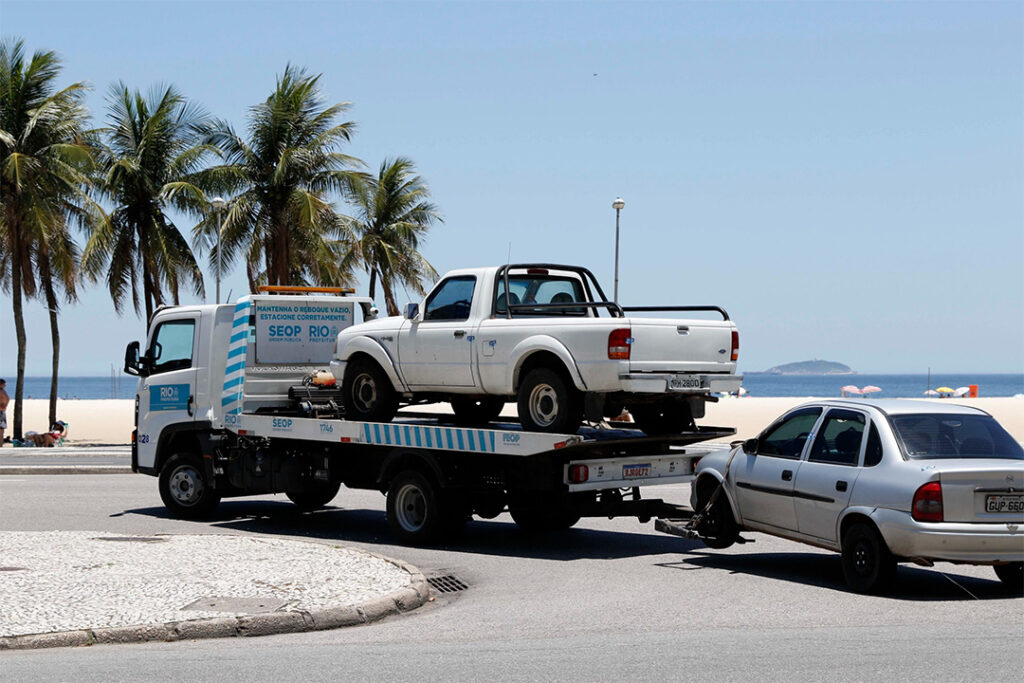 Entenda a lei sancionada por Bolsonaro que proíbe reboque de carros em blitz