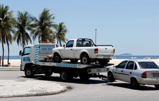 Entenda a lei sancionada por Bolsonaro que proíbe reboque de carros em blitz