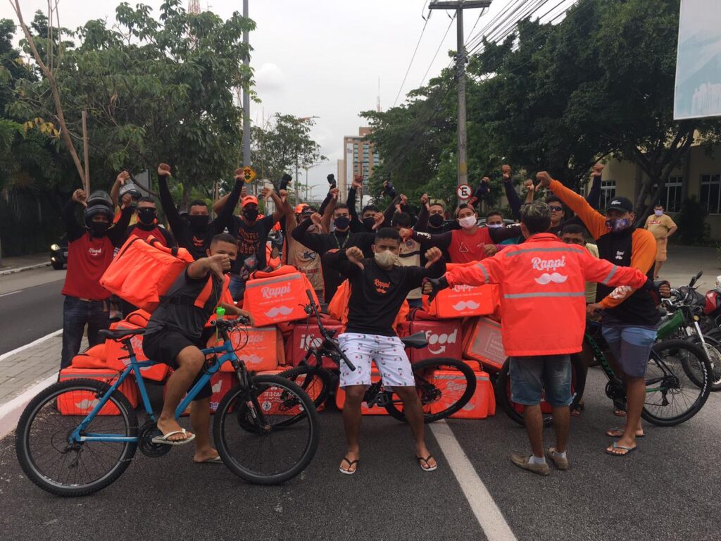 Entregadores de aplicativo fazem manifestação pedindo revisão das taxas em Fortaleza