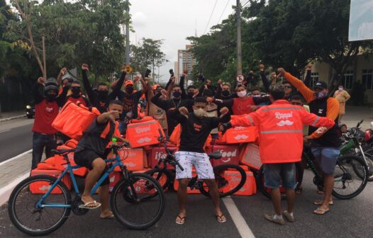 Entregadores de aplicativo fazem bloqueio em avenida de Fortaleza