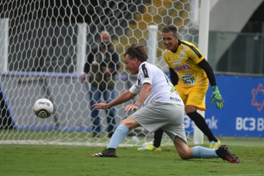 Bolsonaro marca um gol em jogo beneficente na Vila Belmiro