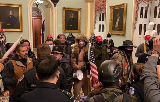 Trump autoriza Guarda Nacional para retirar manifestantes do Congresso